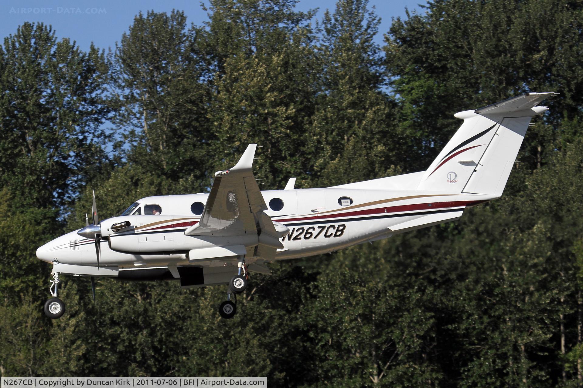 N267CB, 2004 Raytheon Aircraft Company B200 C/N BB-1873, Diving for the runway