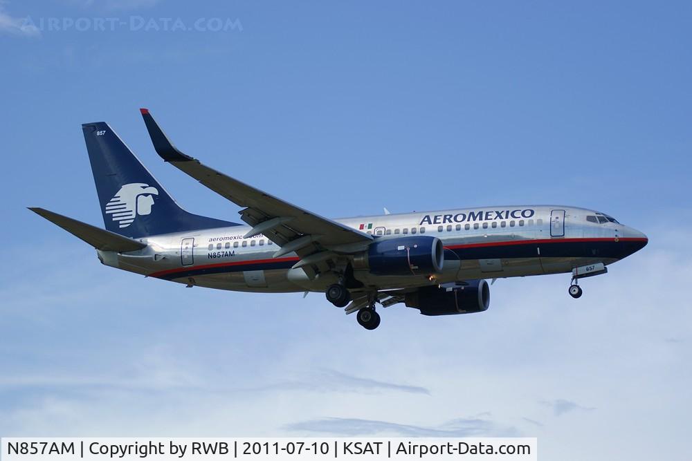 N857AM, 2004 Boeing 737-752 C/N 33793, Landing 12R