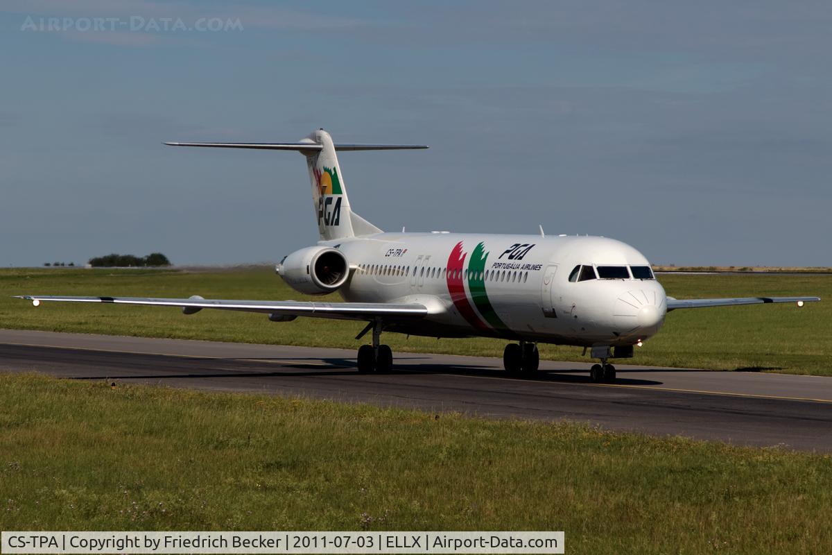 CS-TPA, 1989 Fokker 100 (F-28-0100) C/N 11257, taxying to the active