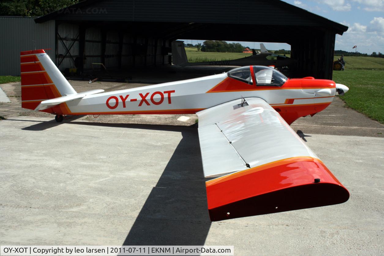 OY-XOT, 1977 Scheibe SF-25E Super Falke C/N 4327, EKNM , Mors aerodrome 10.7.11
ex D-KEBS
