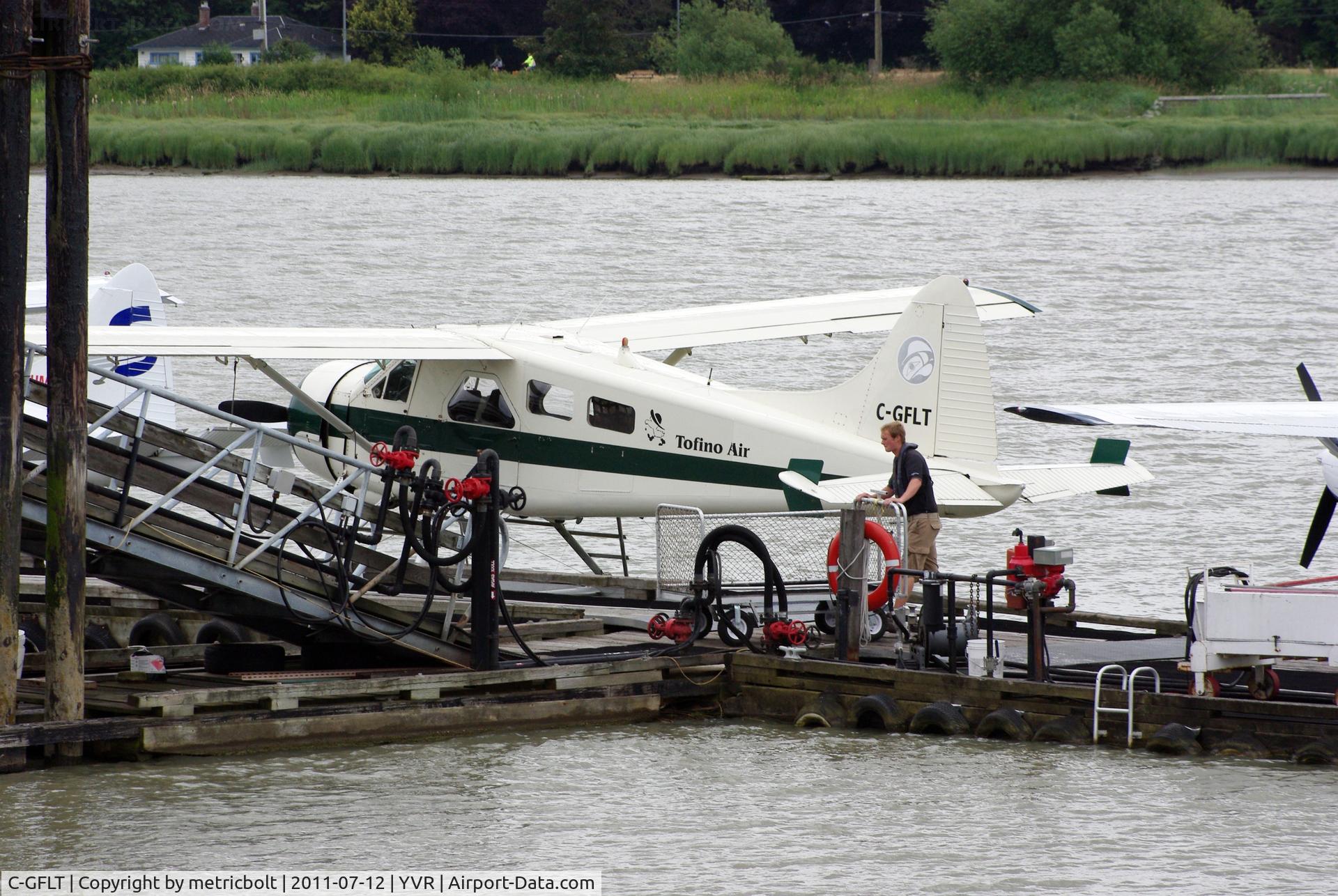 C-GFLT, 1952 De Havilland Canada DHC-2 Beaver C/N 279, At the loading dock