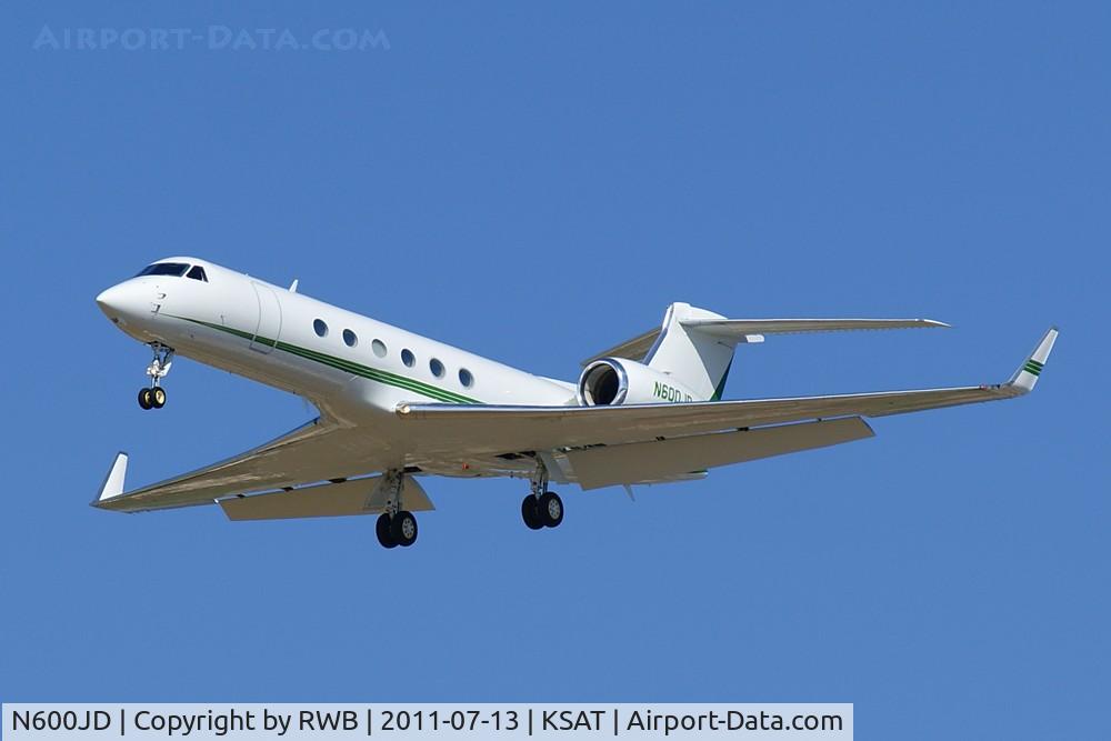N600JD, 2001 Gulfstream Aerospace G-V C/N 640, Landing 12R
