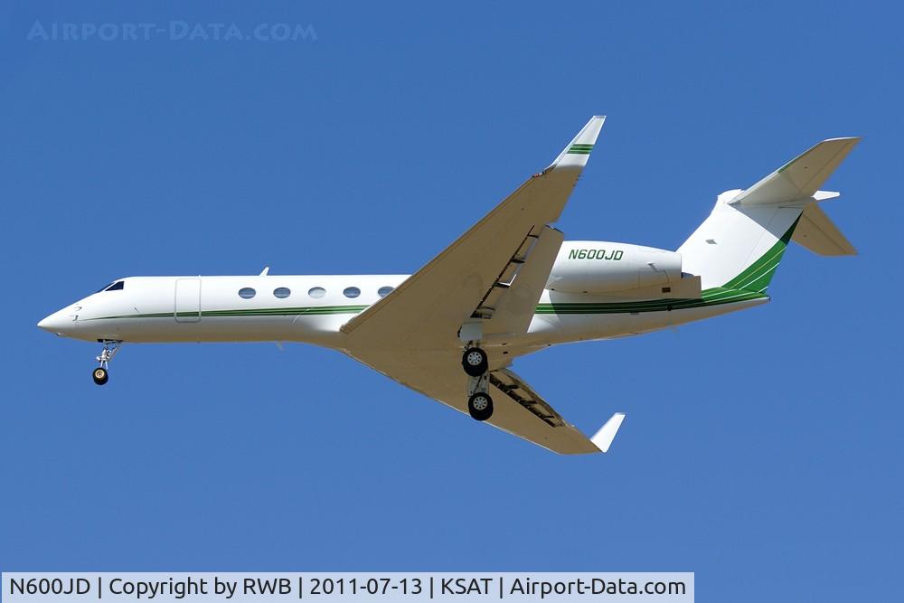 N600JD, 2001 Gulfstream Aerospace G-V C/N 640, Landing 12R