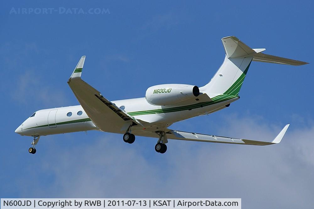 N600JD, 2001 Gulfstream Aerospace G-V C/N 640, Landing 12R