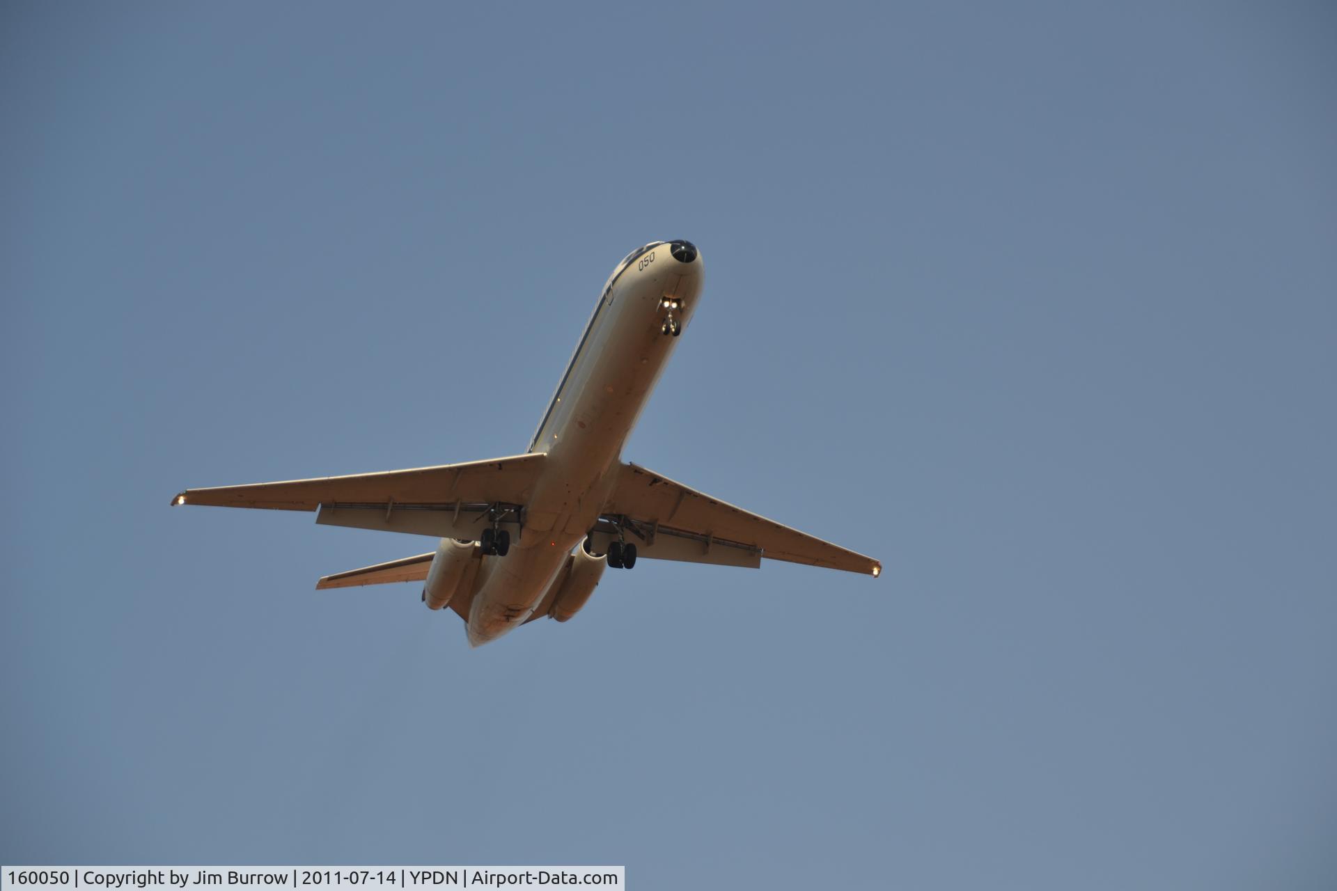 160050, 1975 McDonnell Douglas C-9B (DC-9-33) Skytrain II C/N 47699, Landing Darwin runway 29