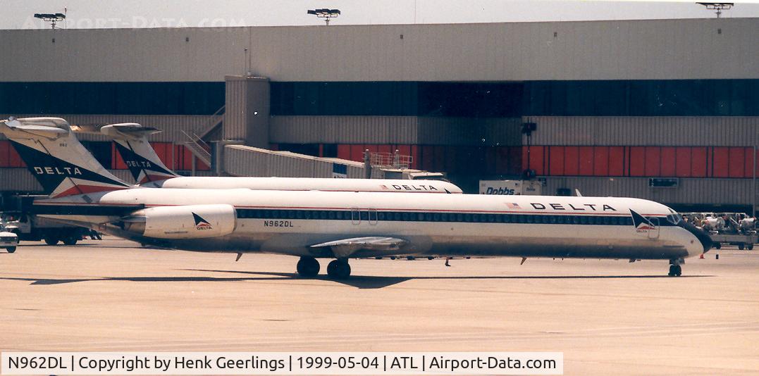 N962DL, 1990 McDonnell Douglas MD-88 C/N 49981, Delta
