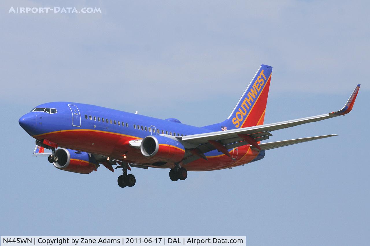 N445WN, 2003 Boeing 737-7H4 C/N 29841, Southwest Airlines landing at Dallas Love Field