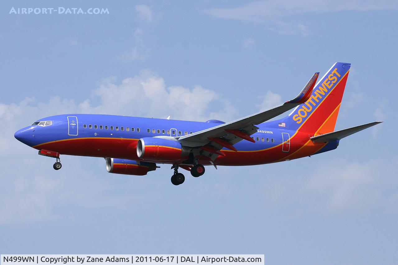 N499WN, 2005 Boeing 737-7H4 C/N 32481, Southwest Airlines landing at Dallas Love Field