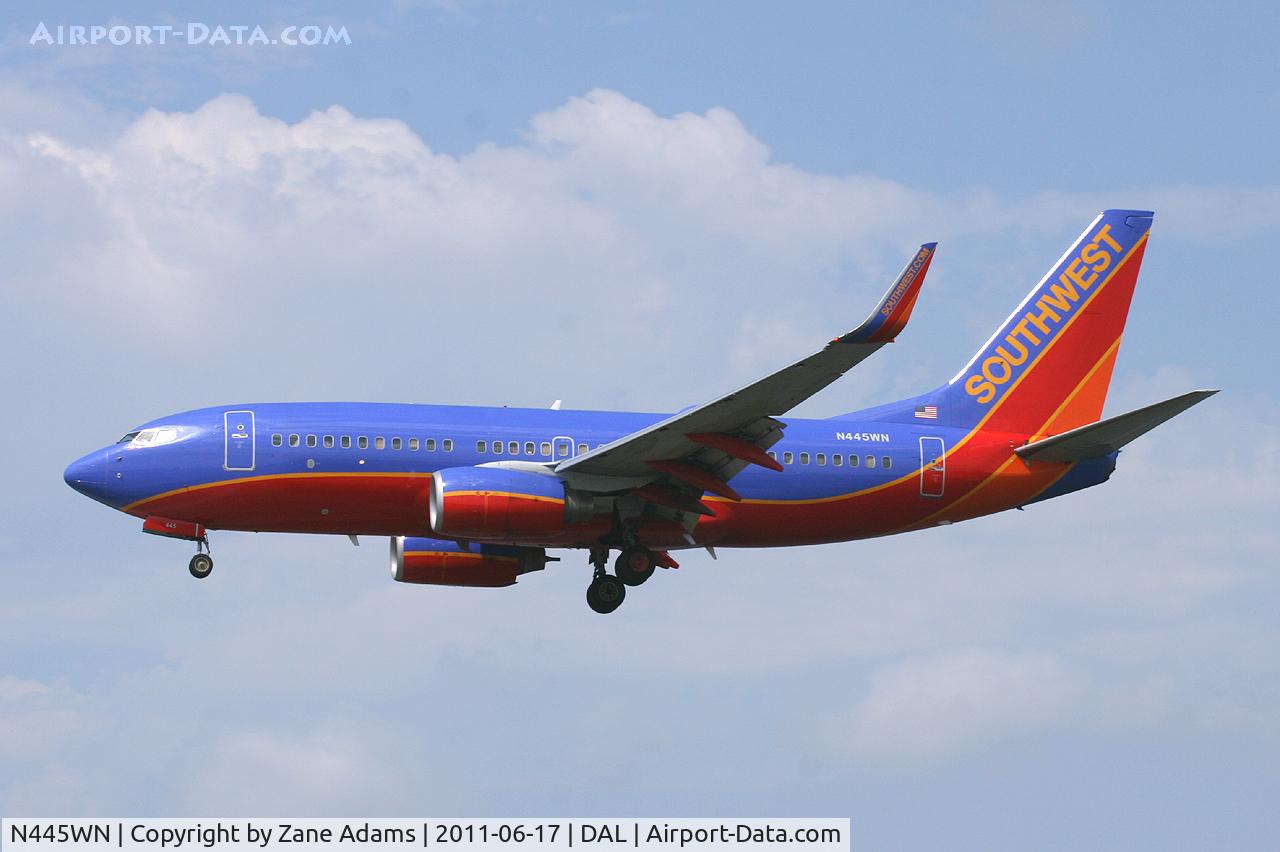 N445WN, 2003 Boeing 737-7H4 C/N 29841, Southwest Airlines landing at Dallas Love Field