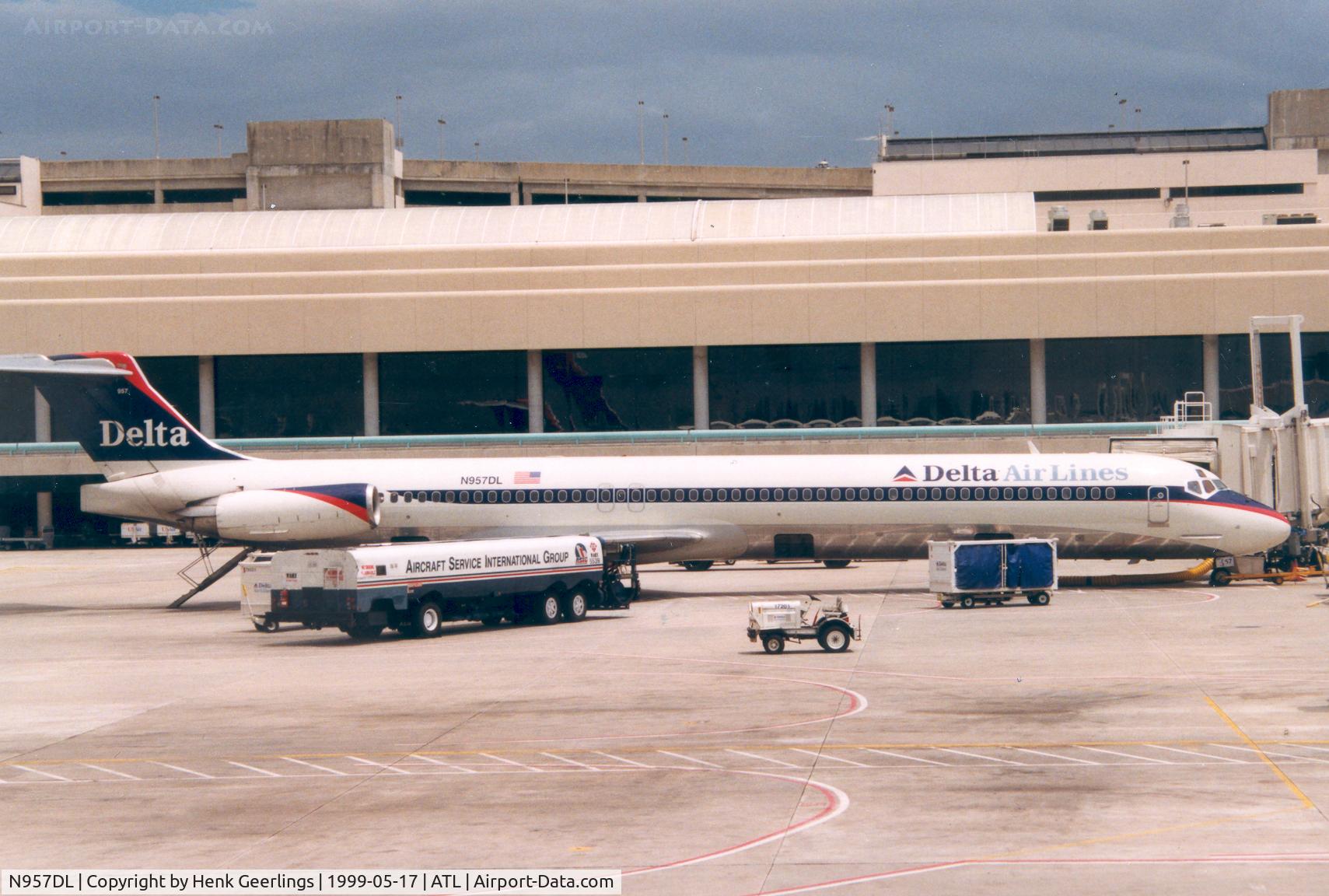 N957DL, 1990 McDonnell Douglas MD-88 C/N 49976, Delta
