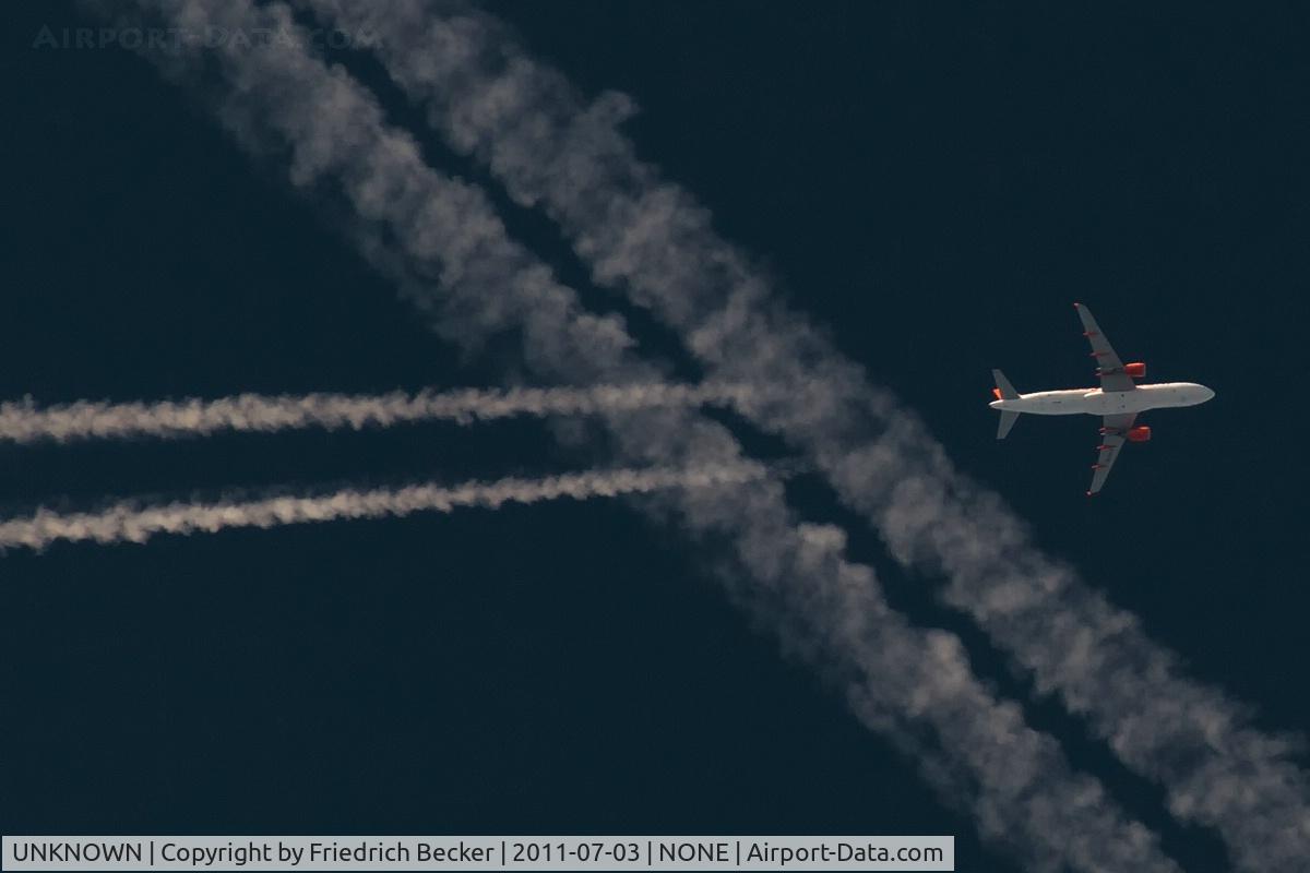 UNKNOWN, Contrails Various C/N Unknown, Easyjet A320 crossing the contrail on an Air France A319