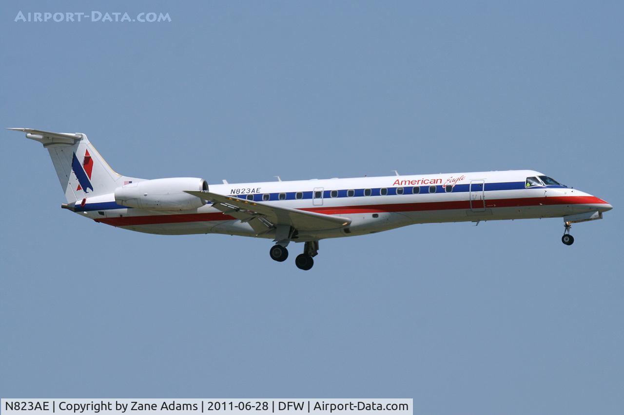 N823AE, 2002 Embraer ERJ-140LR (EMB-135KL) C/N 145582, American Eagle landing at DFW Airport.