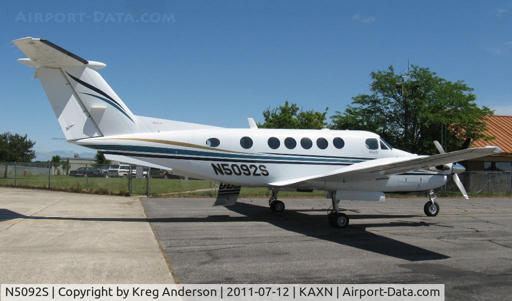 N5092S, 2002 Raytheon Aircraft Company B200 C/N BB-1802, Raytheon 200 Super King Air on the ramp.