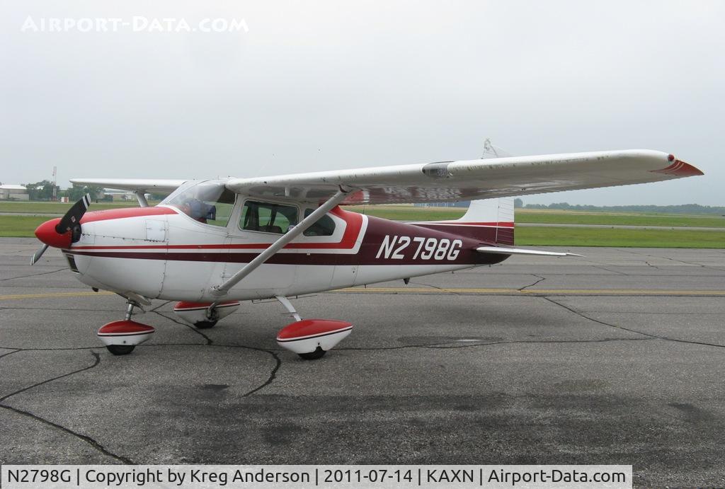 N2798G, 1959 Cessna 182B Skylane C/N 52098, Cessna 182B Skylane on the ramp.