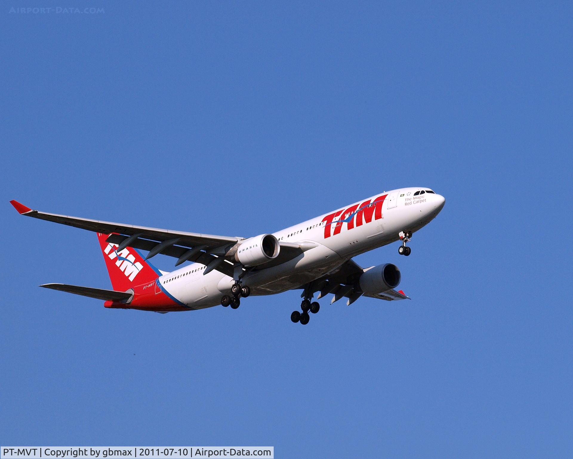 PT-MVT, 2010 Airbus A330-223 C/N 1118, Going to a landing at JFK