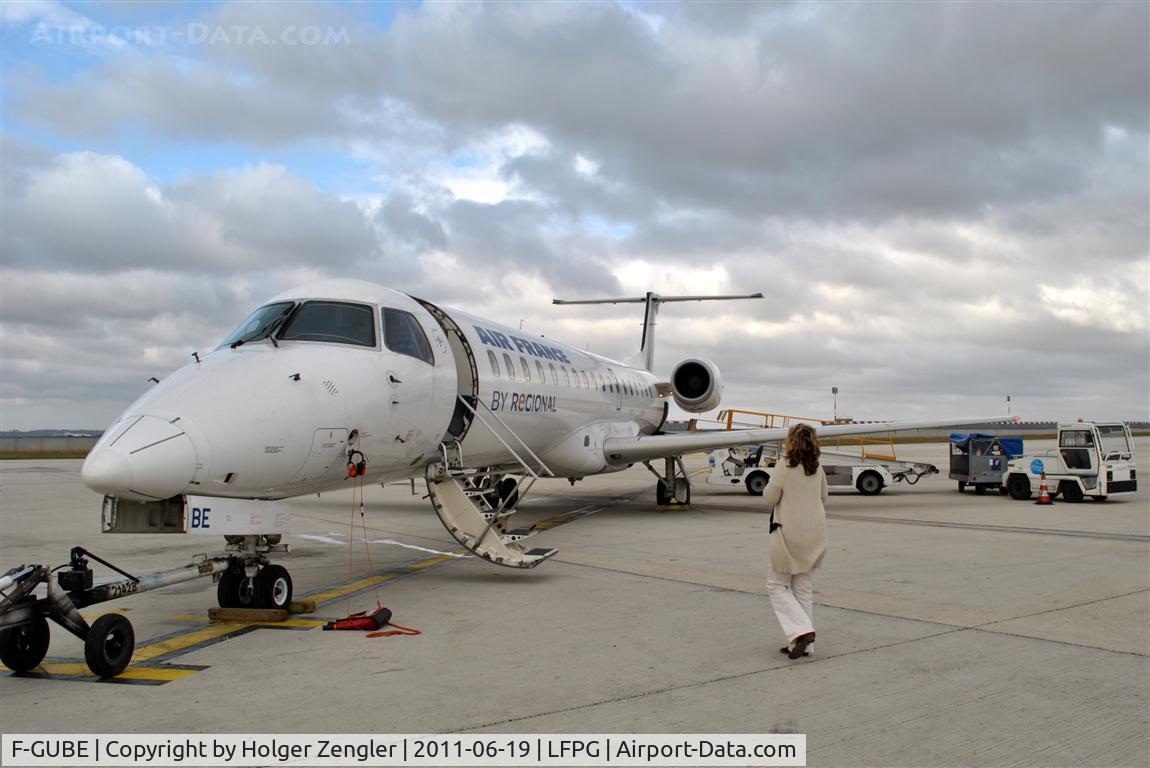 F-GUBE, 2002 Embraer ERJ-145LR (EMB-145LR) C/N 145668, F-GUBE, an old Leipzig spotter fellow will bring us home after four beautiful days in lovely Paris.