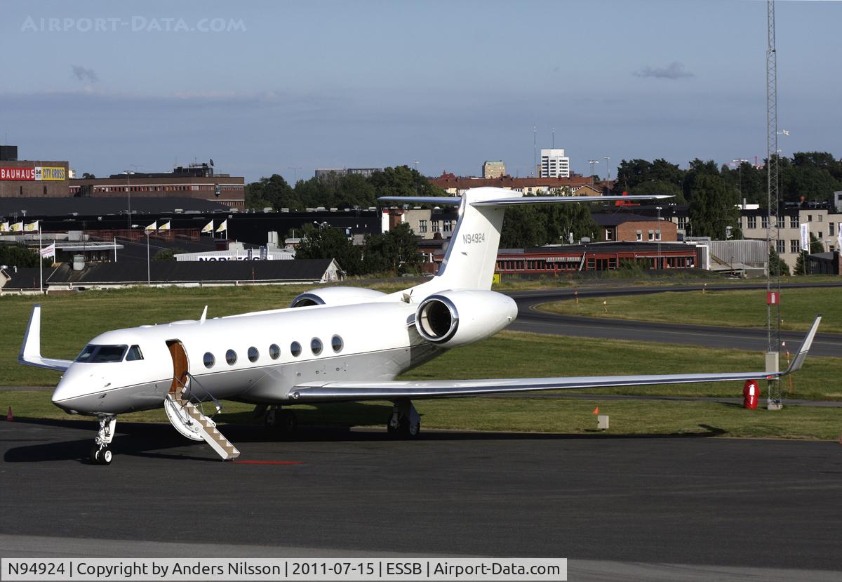 N94924, 2009 Gulfstream Aerospace GV-SP (G550) C/N 5255, Waiting for passengers for an evening flight.