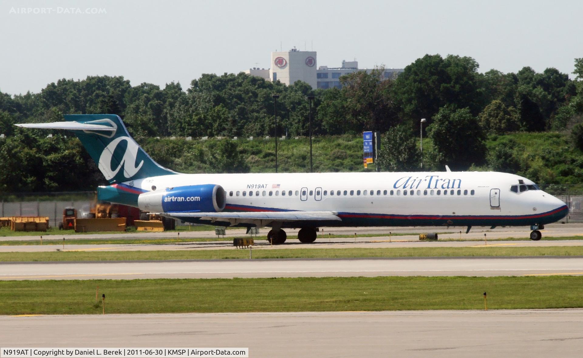 N919AT, 2001 Boeing 717-200 C/N 55084, A nice Air Tran 717 taxies by at MSP.