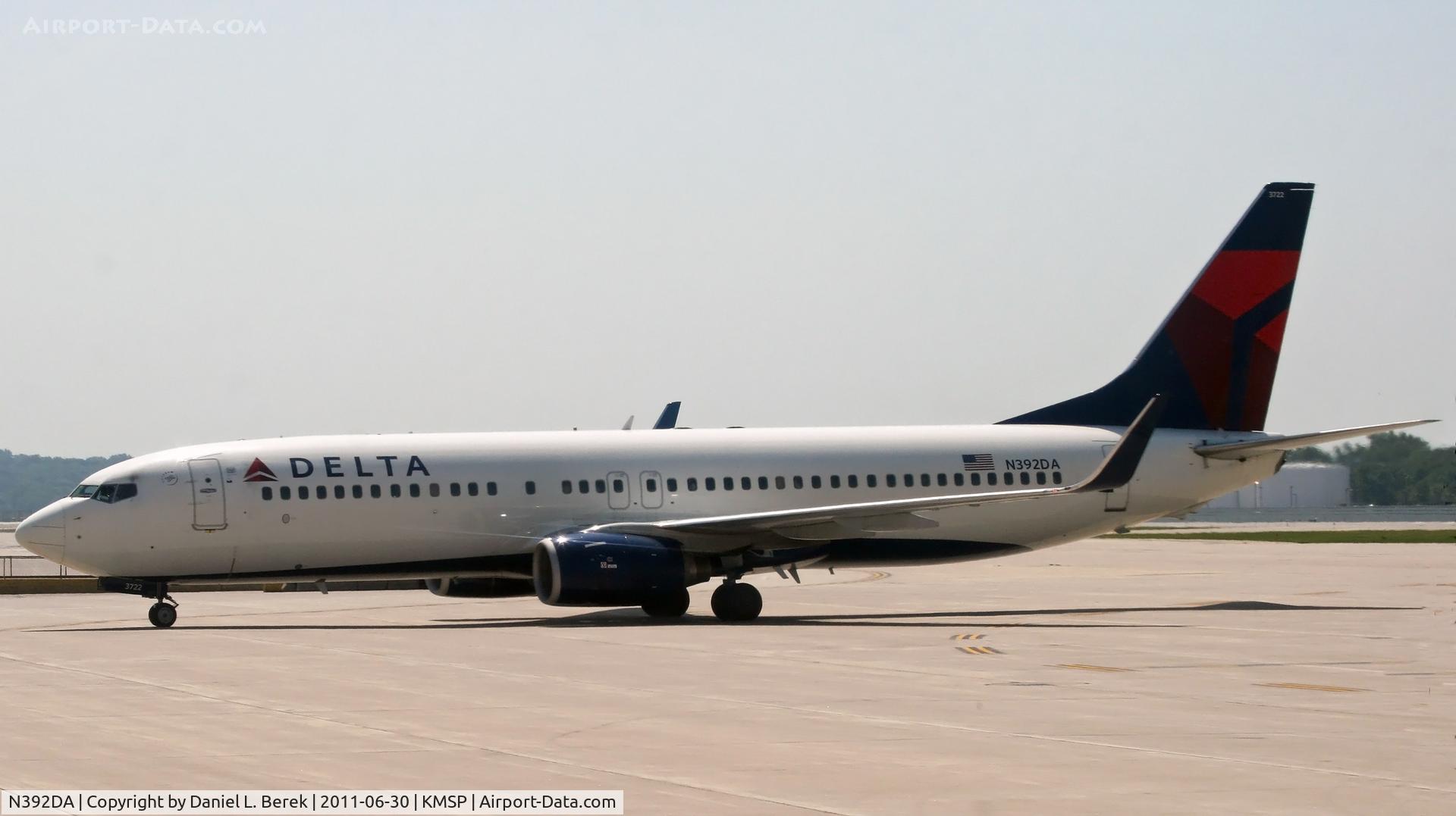 N392DA, 2000 Boeing 737-832 C/N 30561, This sleek DL 738 is about to embark on a voyage from MSP.