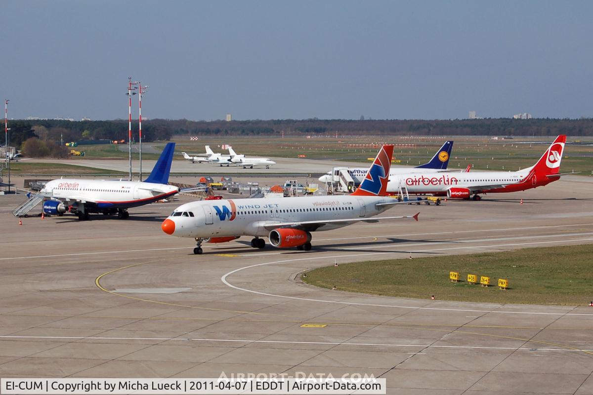 EI-CUM, 1997 Airbus A320-232 C/N 542, Colourful apron