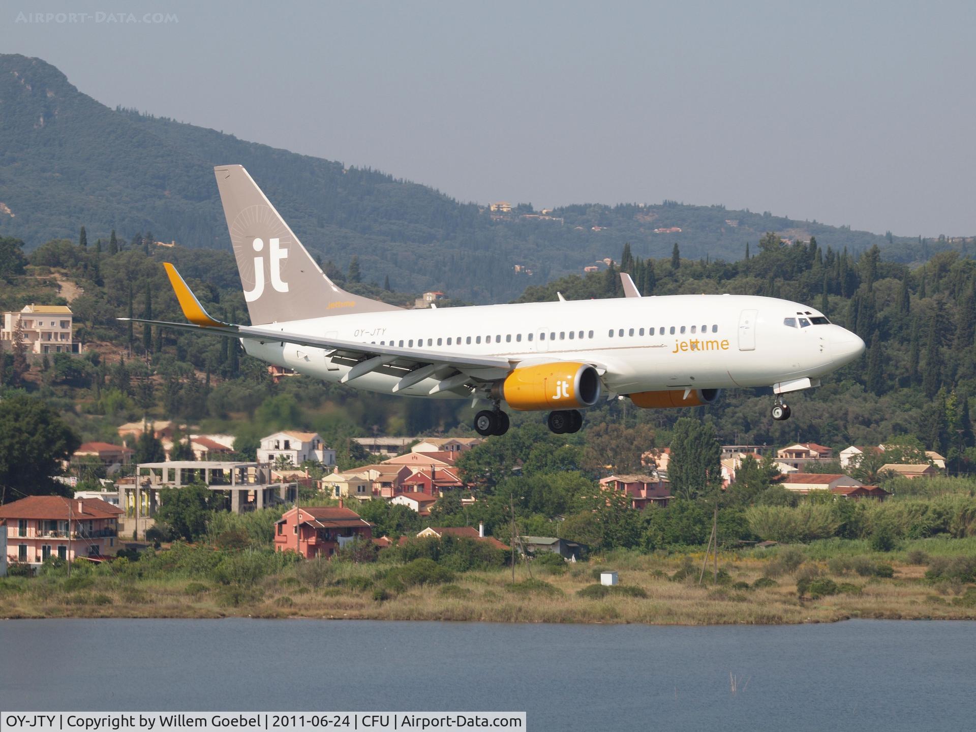 OY-JTY, 2001 Boeing 737-7Q8 C/N 30727, Prepare for landing