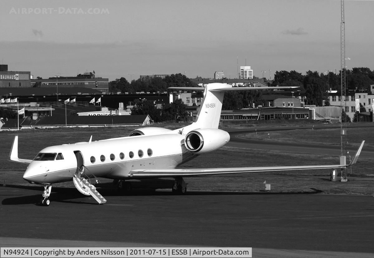 N94924, 2009 Gulfstream Aerospace GV-SP (G550) C/N 5255, Colourful livery.