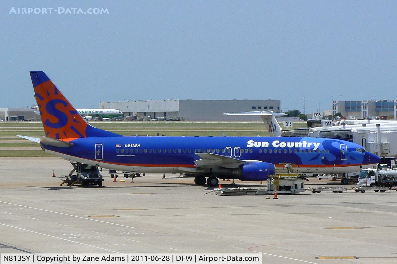N813SY, 2001 Boeing 737-8Q8 C/N 28237, At the gate at DFW Airport