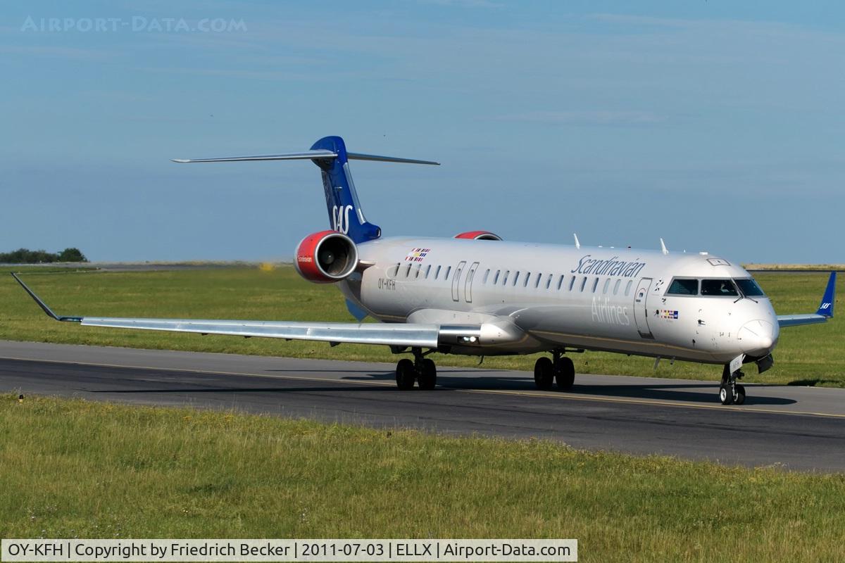 OY-KFH, 2009 Bombardier CRJ-900 (CL-600-2D24) C/N 15240, taxying to the active
