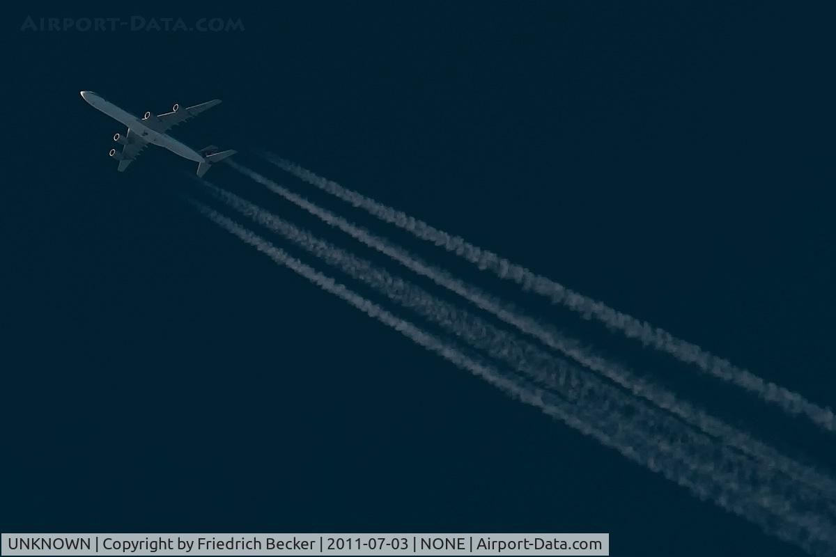 UNKNOWN, Contrails Various C/N Unknown, Qatar A340-600 cruising westbound