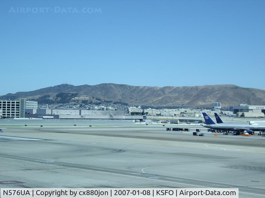 N576UA, 1993 Boeing 757-222 C/N 26690, N576UA on right hand side; SFO panaramic