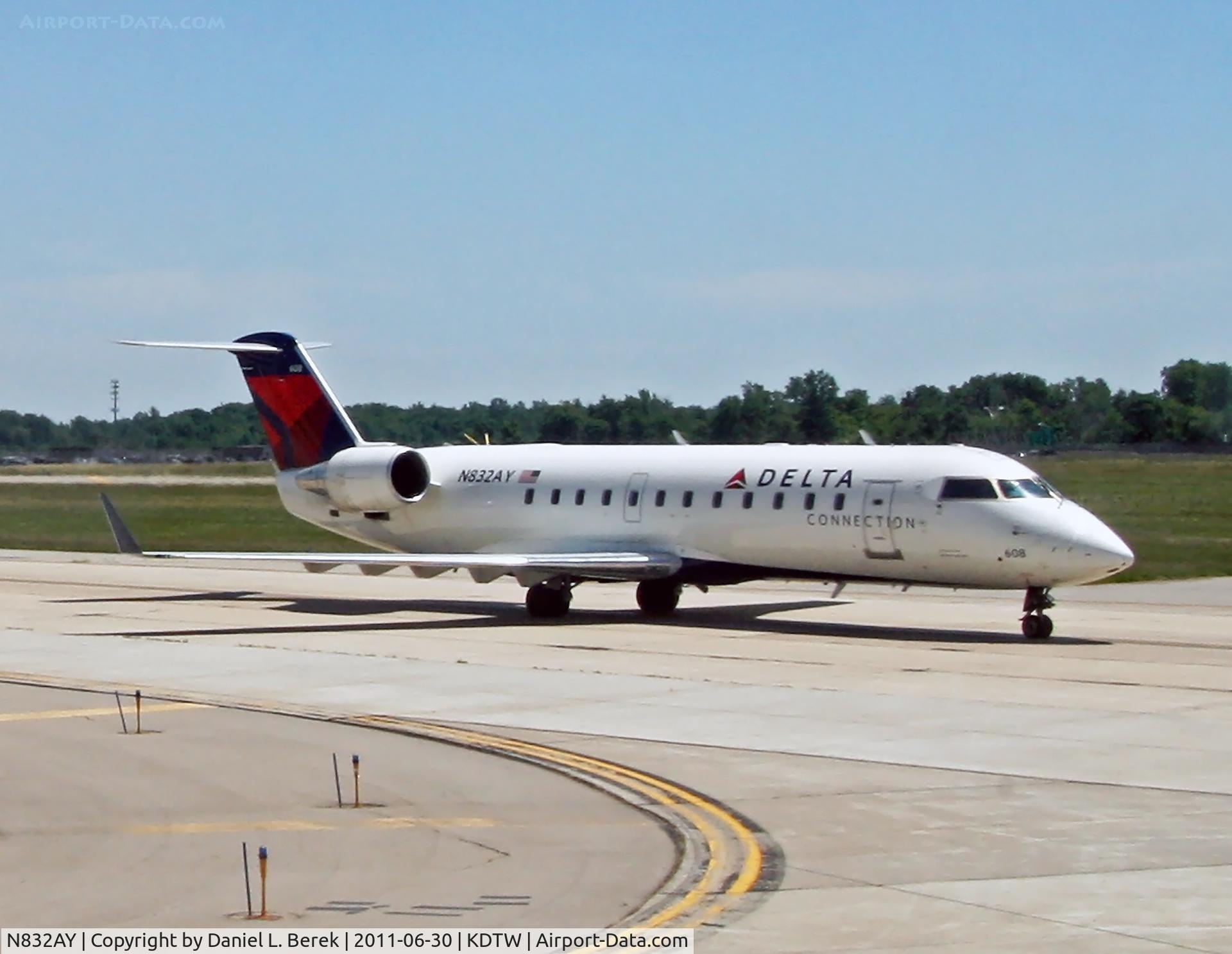 N832AY, 2005 Bombardier CRJ-200ER (CL-600-2B19) C/N 8032, Coming to greet us at DTW