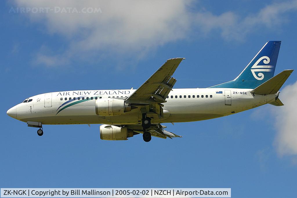 ZK-NGK, 1995 Boeing 737-3K2 C/N 26318, finals to 02