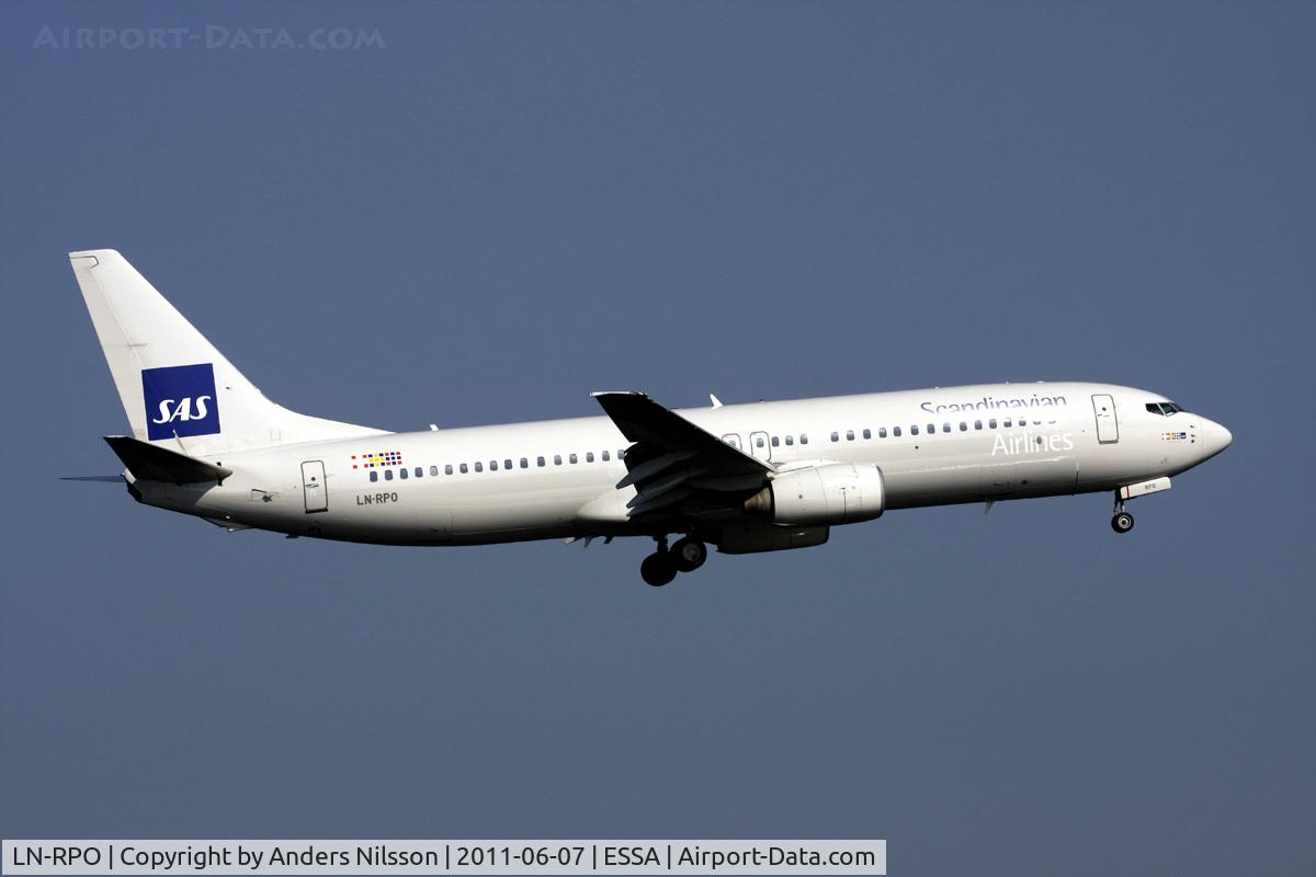 LN-RPO, 2000 Boeing 737-883 C/N 30467, On final approach for 19L.