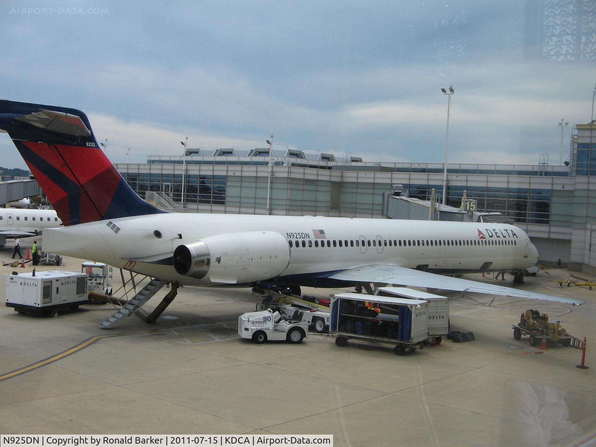 N925DN, 1998 McDonnell Douglas MD-90-30 C/N 53587, National AP