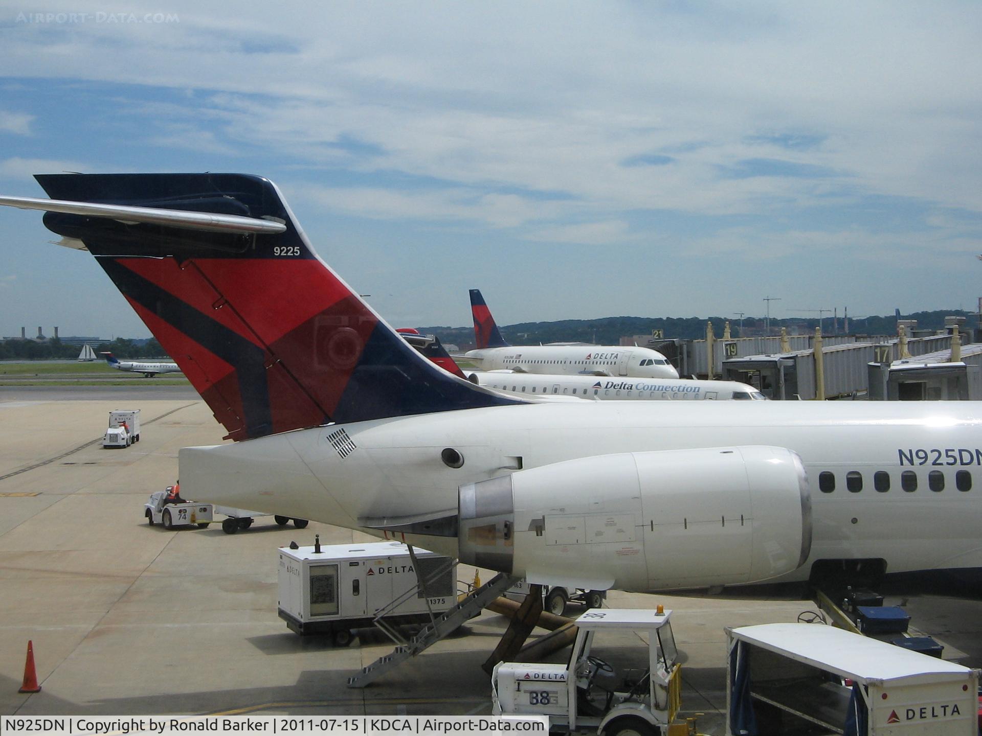 N925DN, 1998 McDonnell Douglas MD-90-30 C/N 53587, National AP