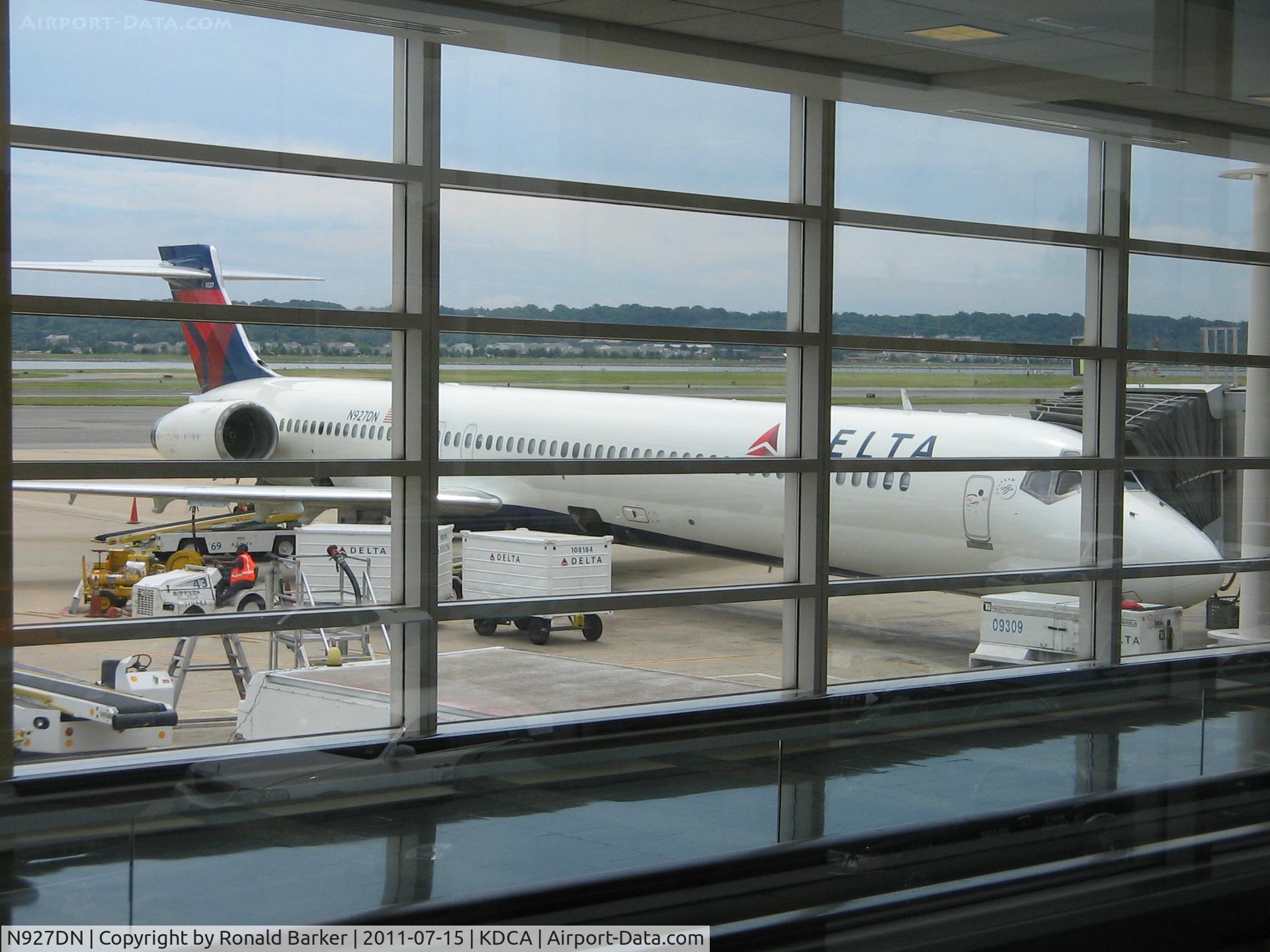 N927DN, 1999 McDonnell Douglas MD-90-30 C/N 53589, National AP
