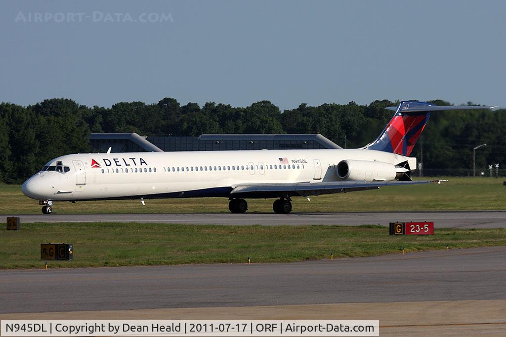 N945DL, 1989 McDonnell Douglas MD-88 C/N 49818, Delta Air Lines N945DL (FLT DAL1143) rolling out on RWY 5 after arrival from Hartsfield-Jackson Atlanta Int'l (KATL).