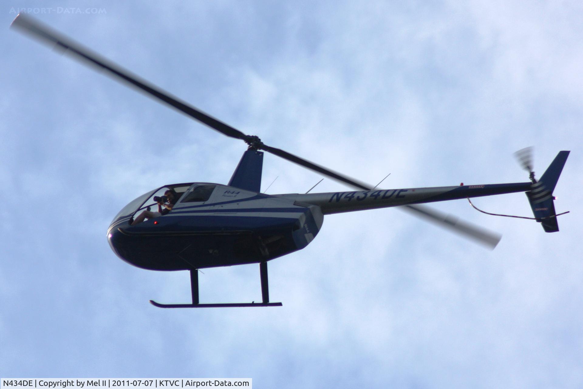 N434DE, 2004 Robinson R44 II C/N 10427, Photo Flight Over the 2011 Junior Royal Parade.  2011 National Cherry Festival, Traverse City, MI.