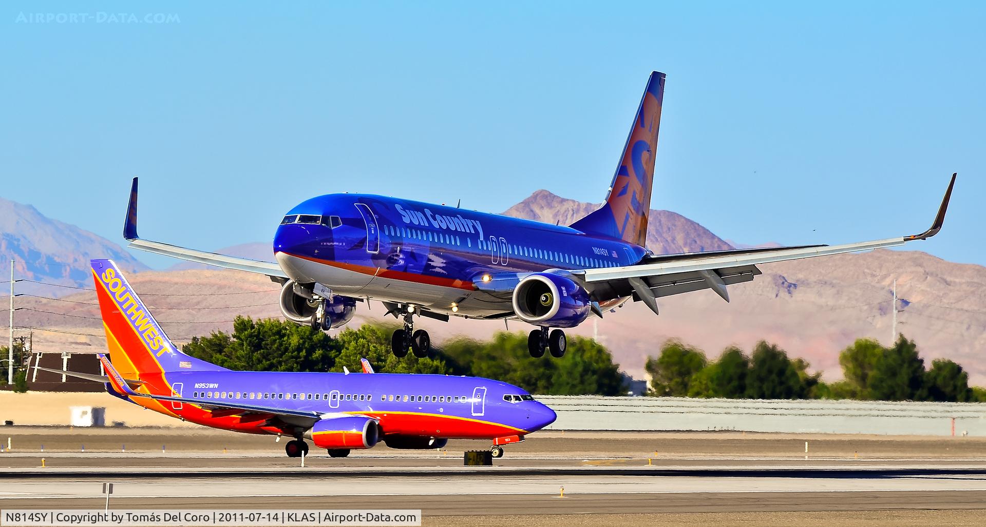 N814SY, 2001 Boeing 737-8BK C/N 30620, Sun Country Airlines Boeing 737-8BK N814SY (cn 30620/991)

Southwest Airlines Boeing 737-7H4 N953WN (cn 36668/3510)

Las Vegas - McCarran International (LAS / KLAS)
USA - Nevada, July 14, 2011
Photo: Tomás Del Coro