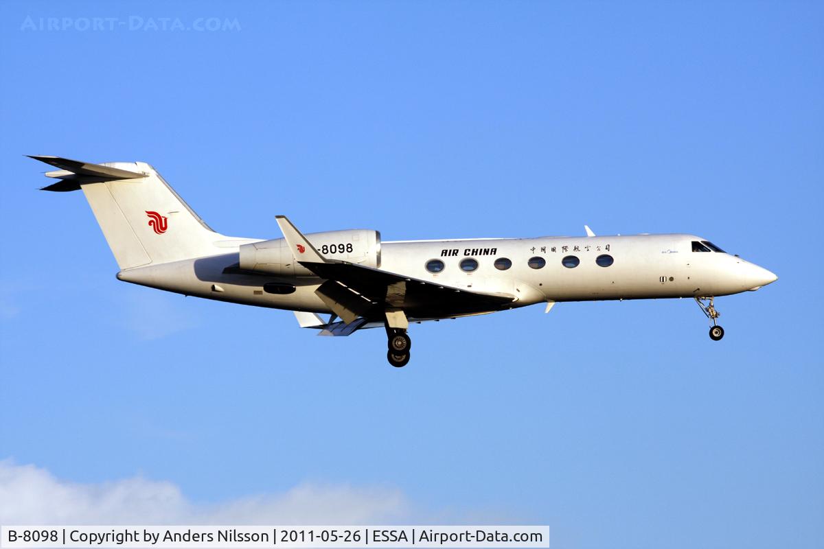 B-8098, 2007 Gulfstream Aerospace GIV-X (G450) C/N 4076, On final approach for runway 26.