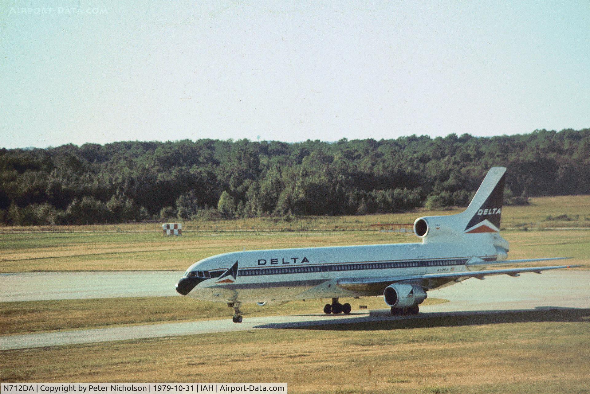 N712DA, 1974 Lockheed L-1011-385-1 TriStar 1 C/N 193C-1088, Lockheed TriStar of Delta Airlines arriving at Houston International in October 1979.
