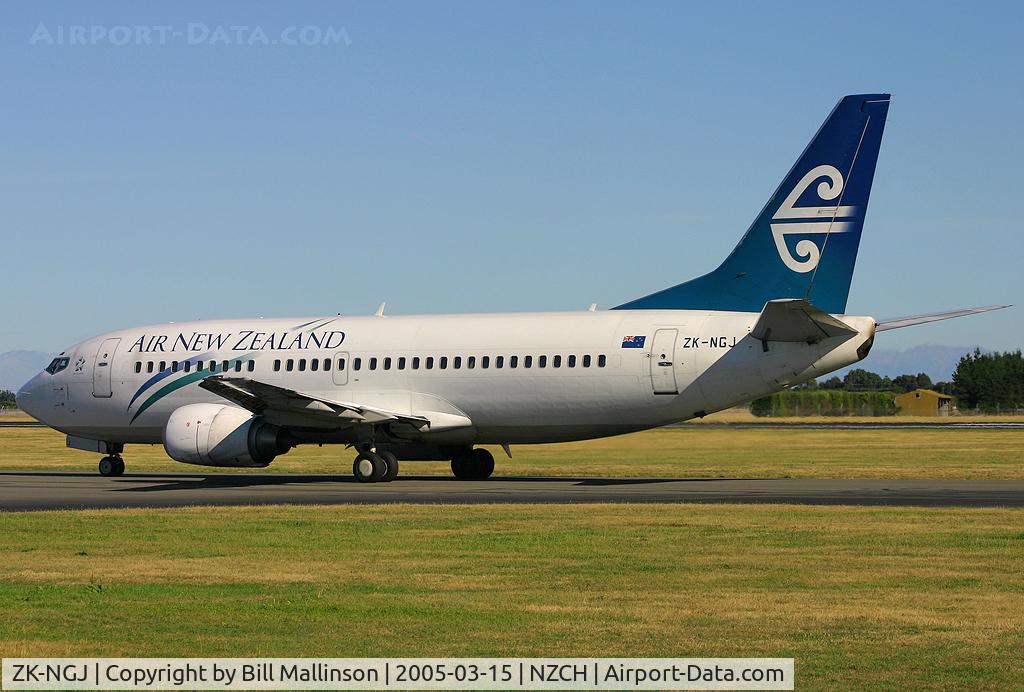 ZK-NGJ, 1999 Boeing 737-319 C/N 25609, ex N1787B...taxiing to A6 for r/w 02