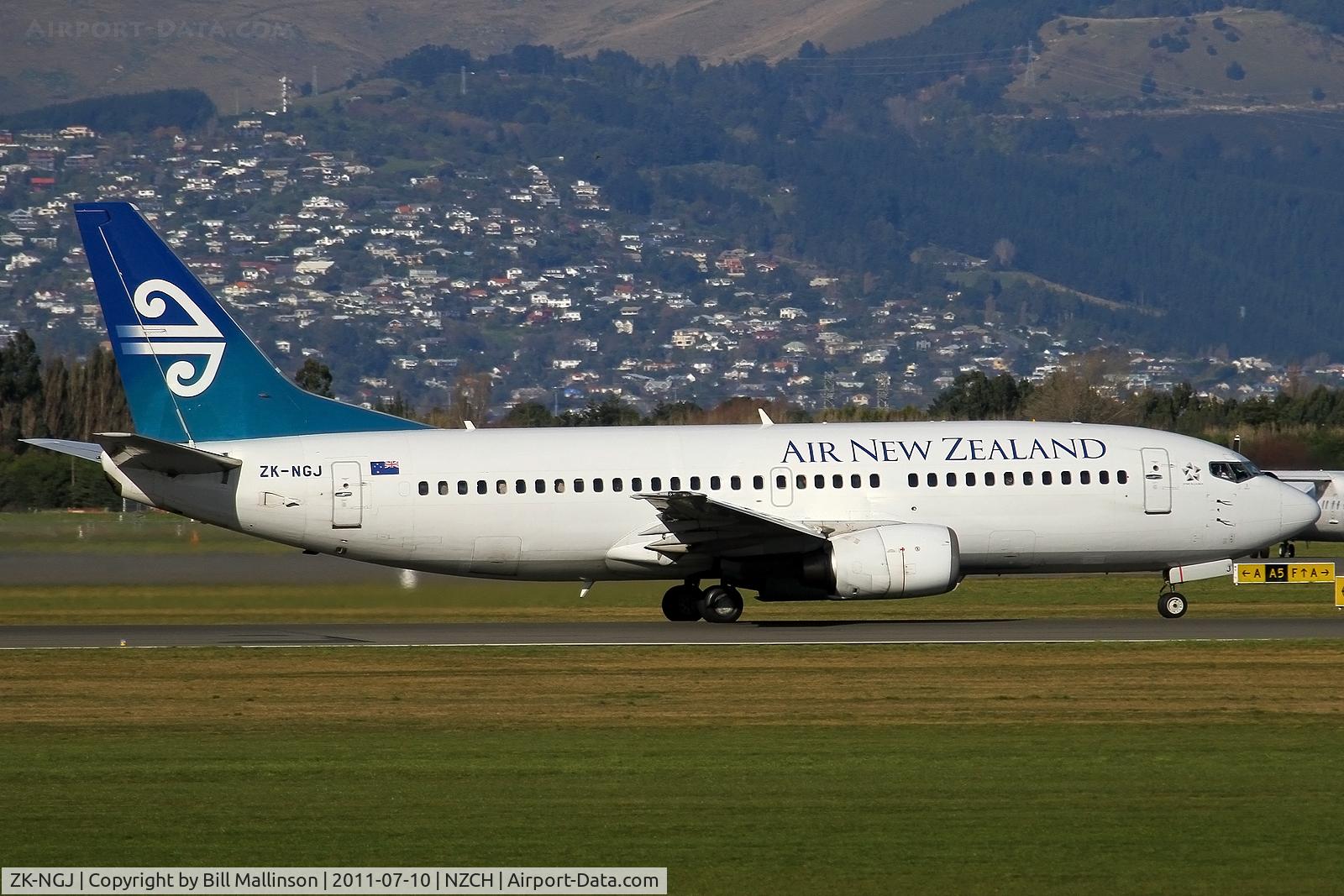 ZK-NGJ, 1999 Boeing 737-319 C/N 25609, away from 20