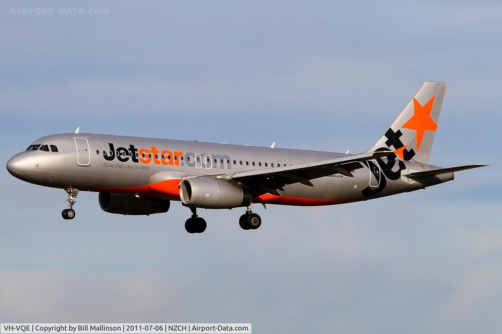 VH-VQE, 2008 Airbus A320-232 C/N 3495, finals to 02