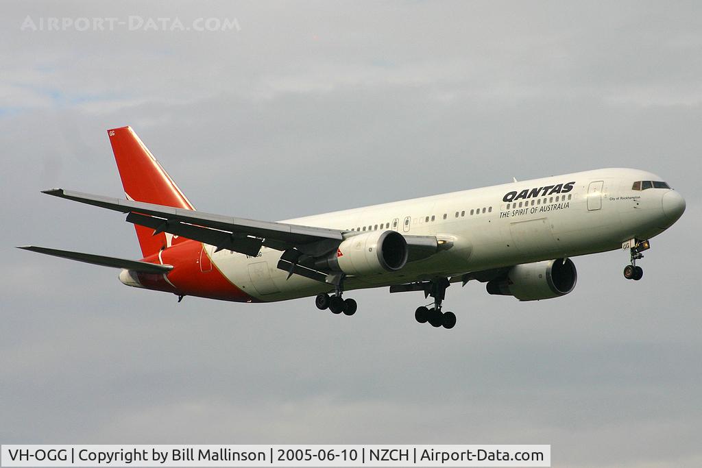VH-OGG, 1990 Boeing 767-338 C/N 24929, finals to 20