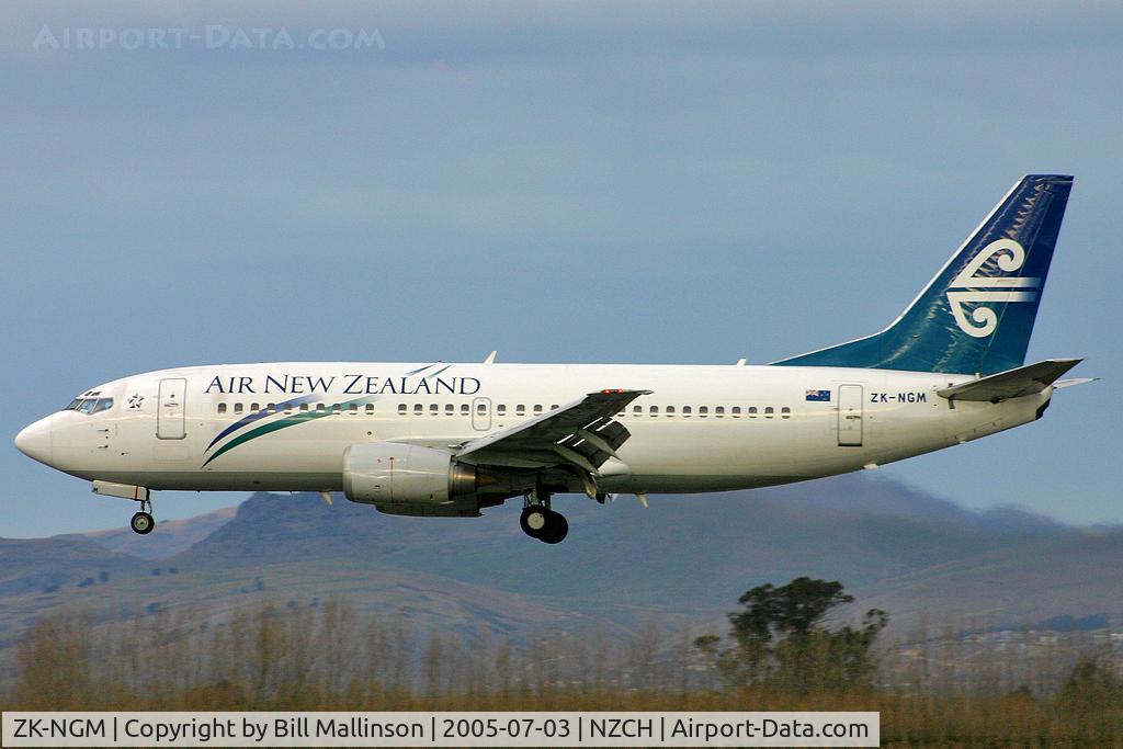 ZK-NGM, 1995 Boeing 737-3K2 C/N 28085, finals to 02