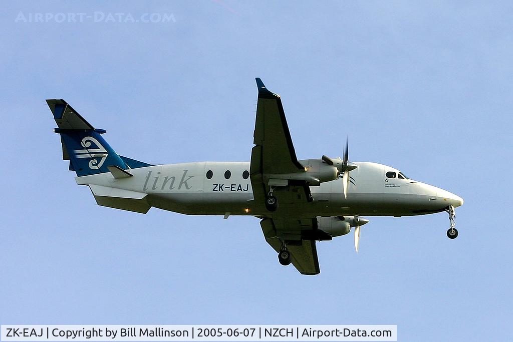 ZK-EAJ, 2002 Raytheon Aircraft Company 1900D C/N UE-433, finals to 20