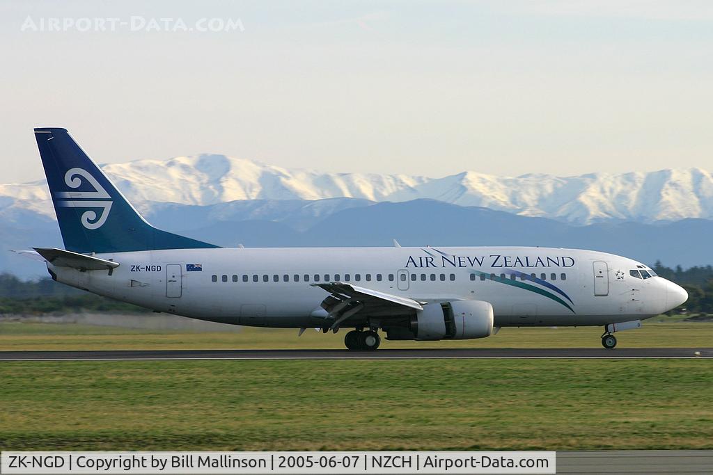 ZK-NGD, 1998 Boeing 737-3U3 C/N 28732, down onto 02