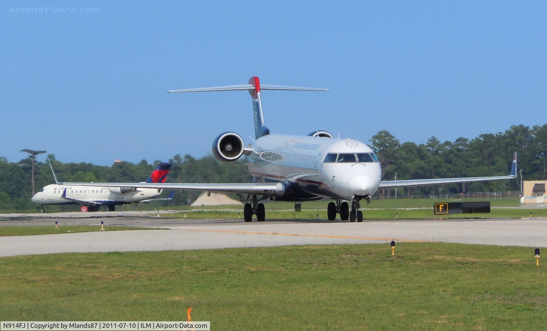 N914FJ, 2004 Bombardier CRJ-900ER (CL-600-2D24) C/N 15014, CL 600 taxiing to gate with traffic taking off
