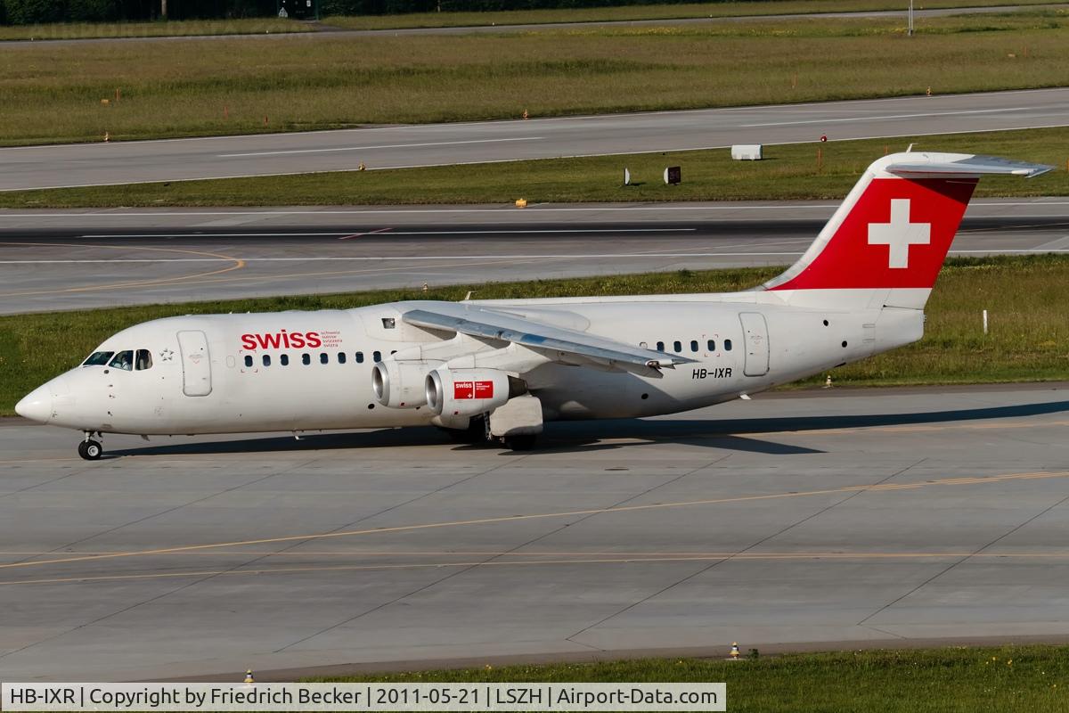 HB-IXR, 1996 British Aerospace Avro 146-RJ100 C/N E3281, taxying to the gate
